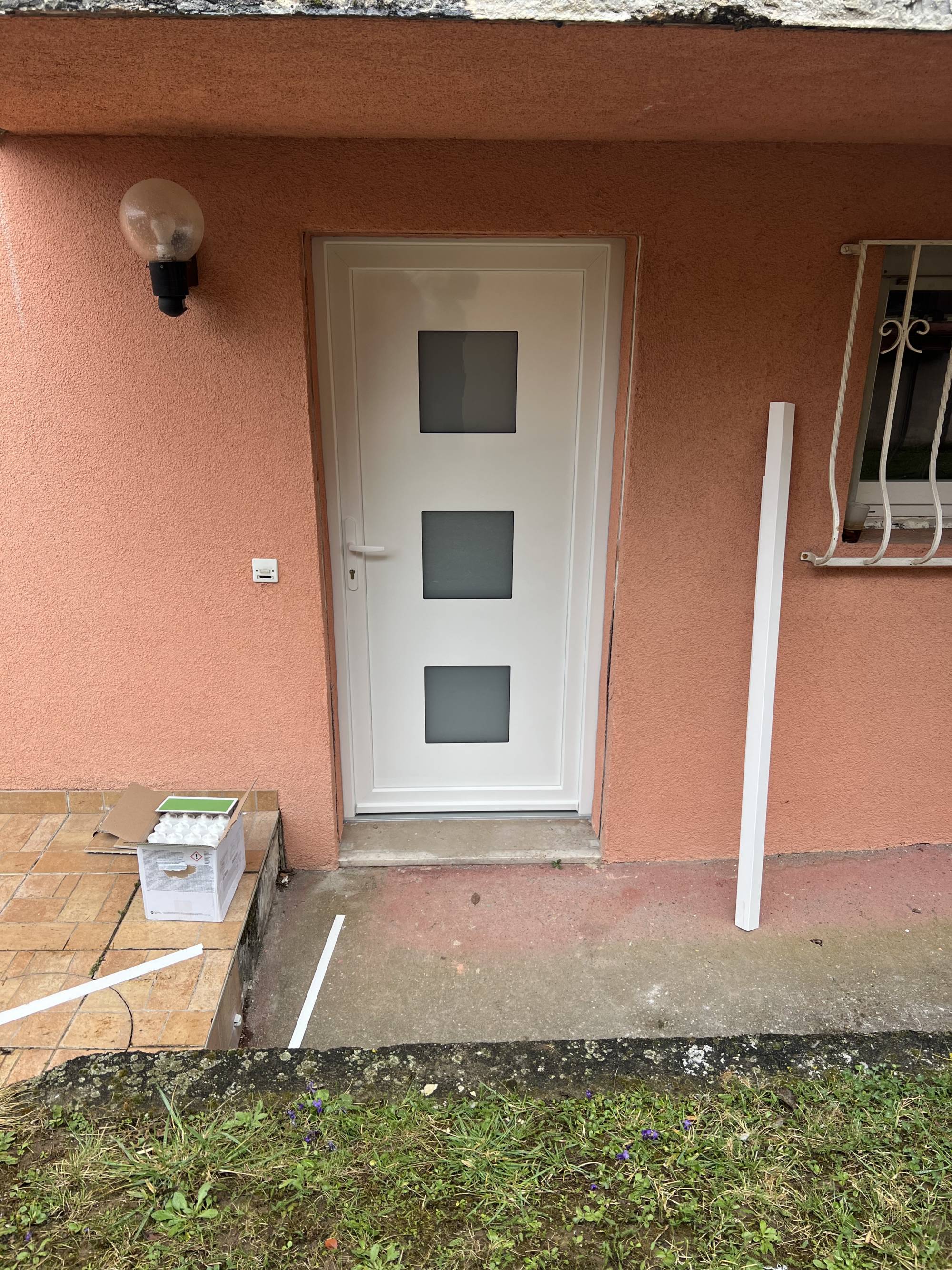 Chantier de remplacement d&#8217;une porte et d&#8217;un fixe vitré à Hirtzfelden près de Ensisheim Saint-Louis 2