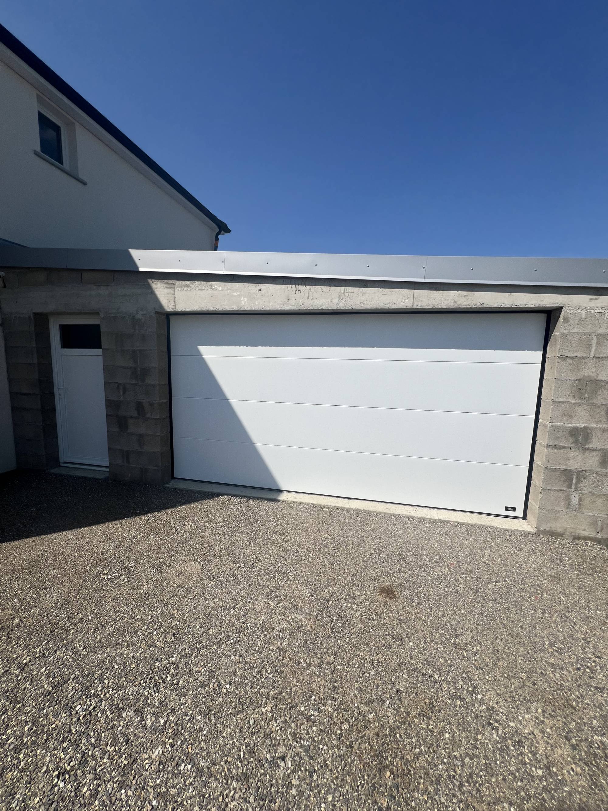 Chantier à Rogenhouse près d&#8217;Ensisheim – Installation d&#8217;une porte de garage sectionnelle motorisée et d&#8217;une porte de service Mulhouse