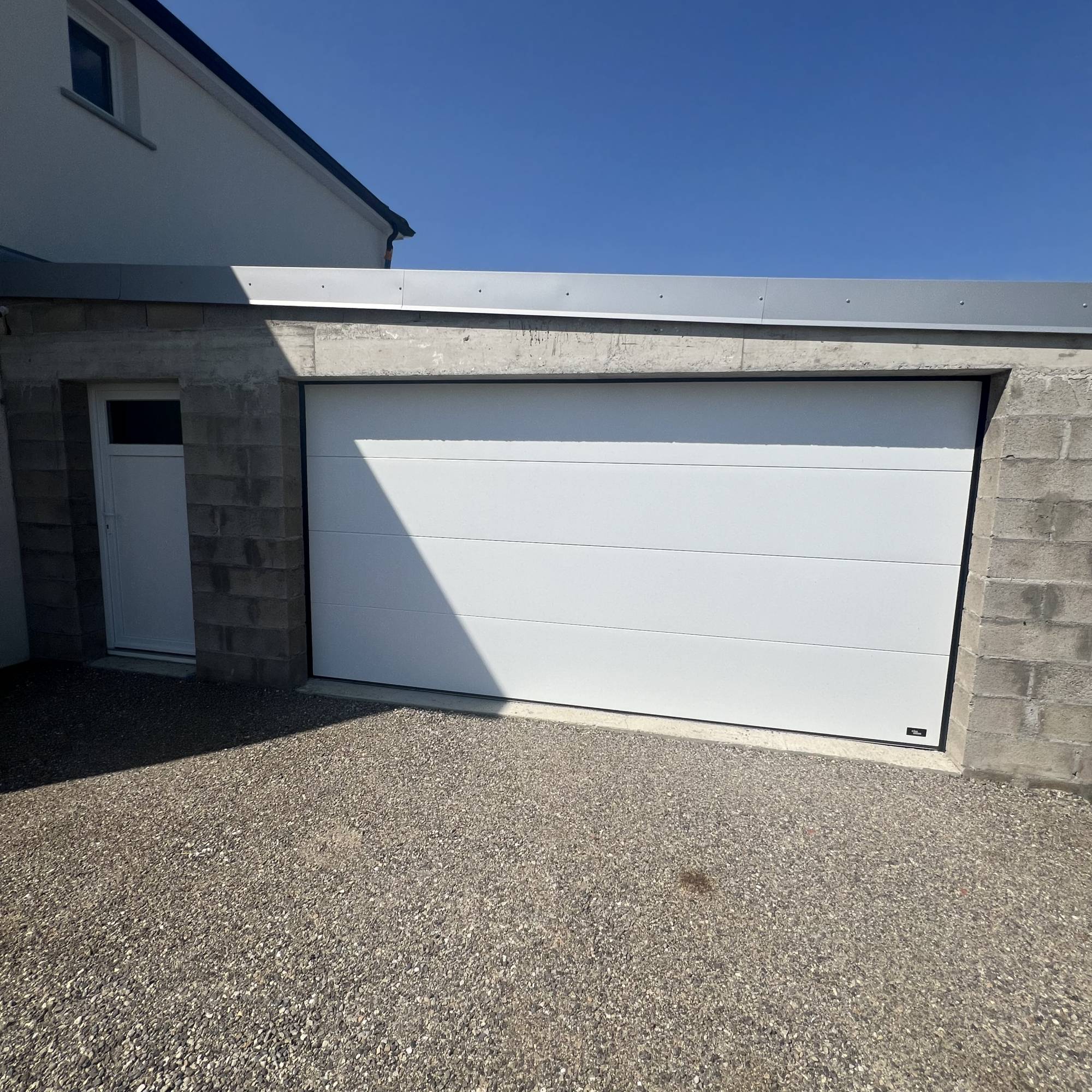 Chantier à Rogenhouse près d&#8217;Ensisheim – Installation d&#8217;une porte de garage sectionnelle motorisée et d&#8217;une porte de service Mulhouse