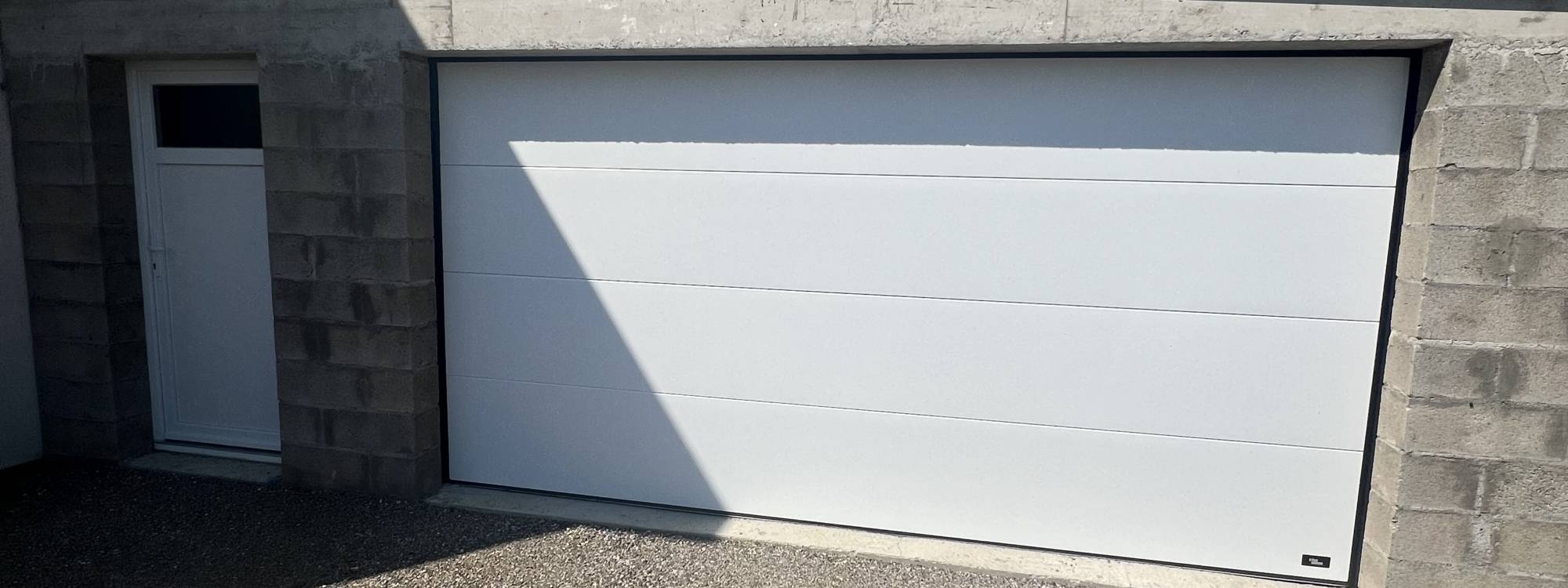 Chantier à Rogenhouse près d&#8217;Ensisheim – Installation d&#8217;une porte de garage sectionnelle motorisée et d&#8217;une porte de service Mulhouse